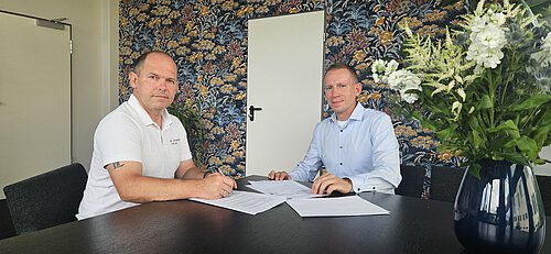 Vertragsunterzeichnung.jpg